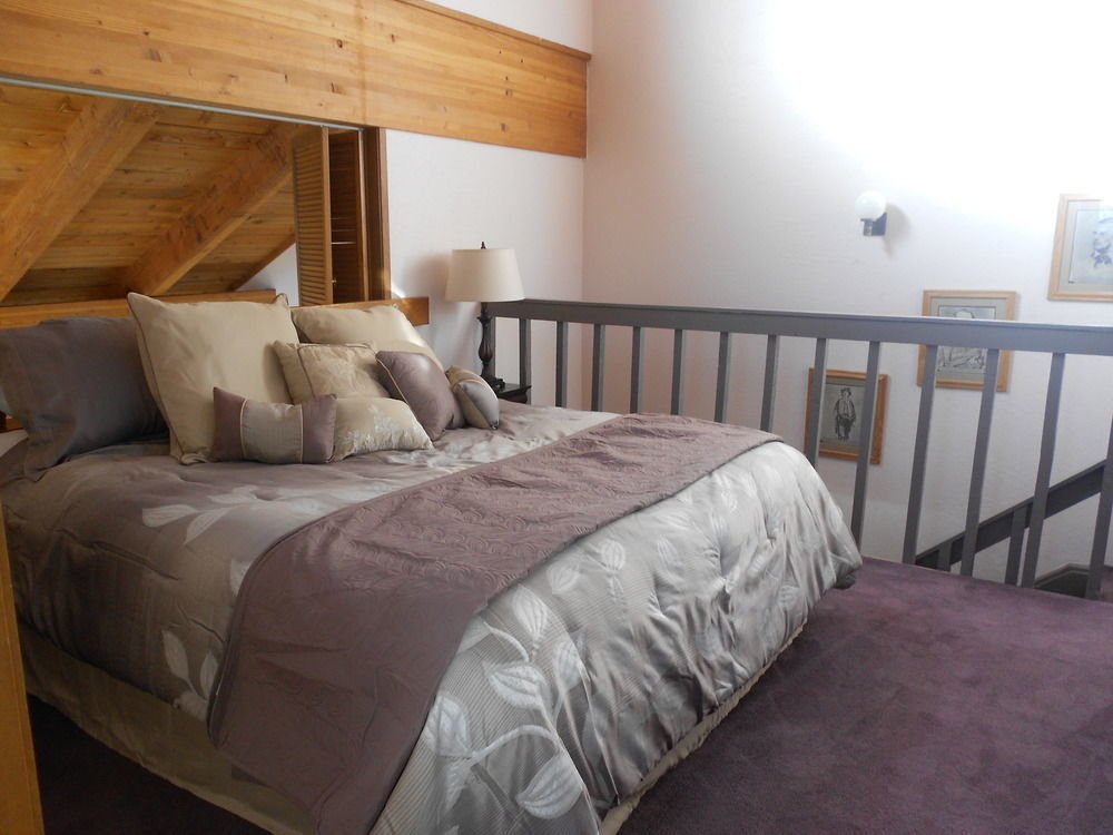Val D'isere By Mammoth Reservation Bureau *